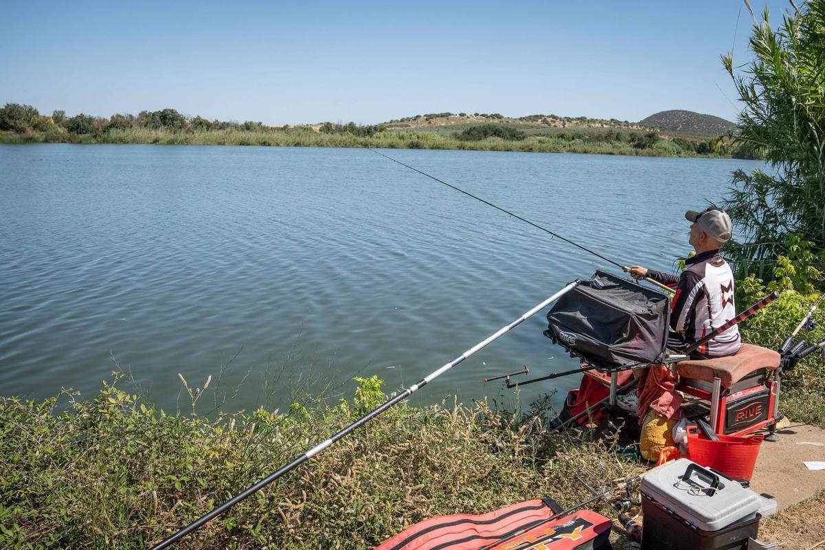 Aficionados durante el concurso de pesca celebrado en la capital extremeña.