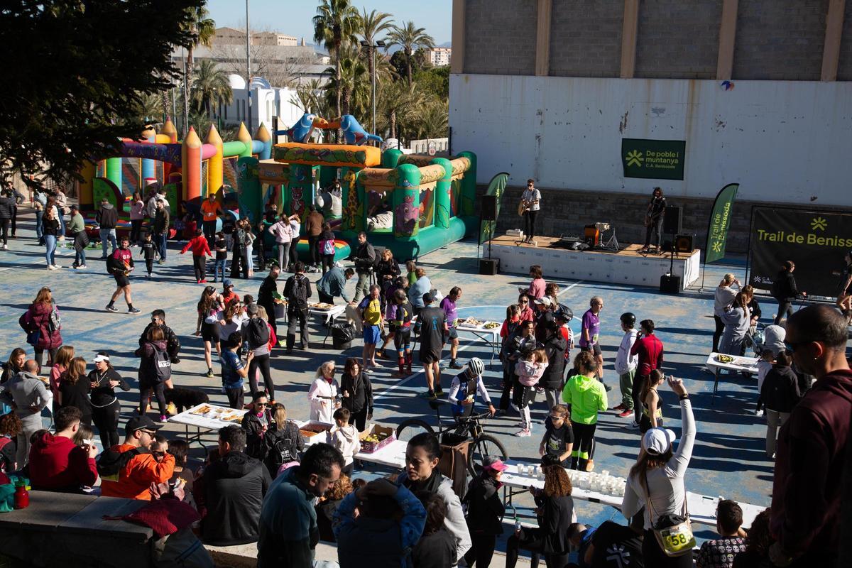 Fiesta con hinchables y música tras el Trail de Benissoda.
