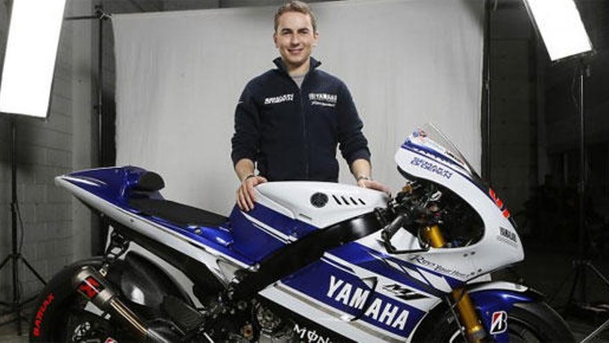 Lorenzo posa con la nueva Yamaha YZR-M1