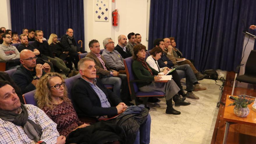 El doctor en Ciencias Ecológicas y jefe de proyectos de Europarc, Javier Gómez-Limón, durante la primera ponencia de la jornada.