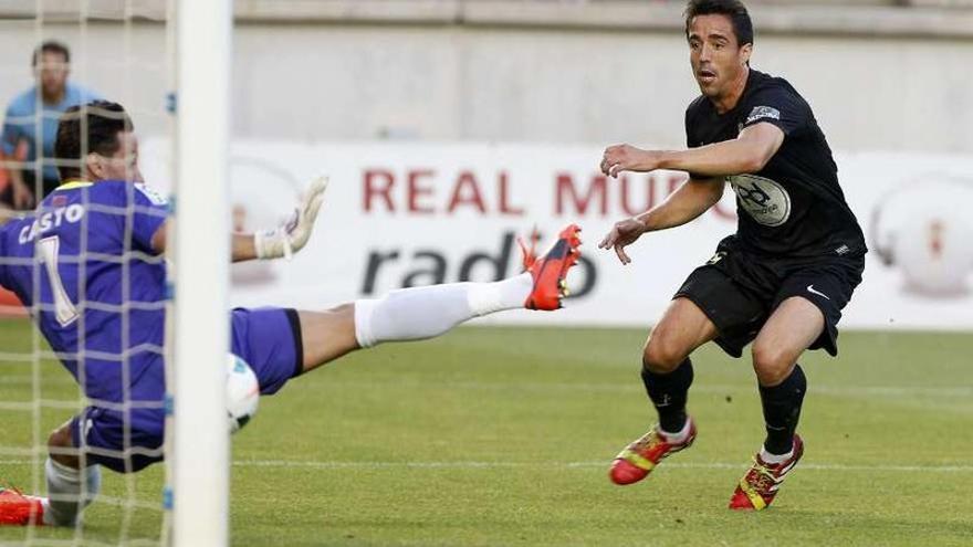 El cordobesista Pedro supera al portero del Murcia, Casto, en el primer gol del partido de ayer.