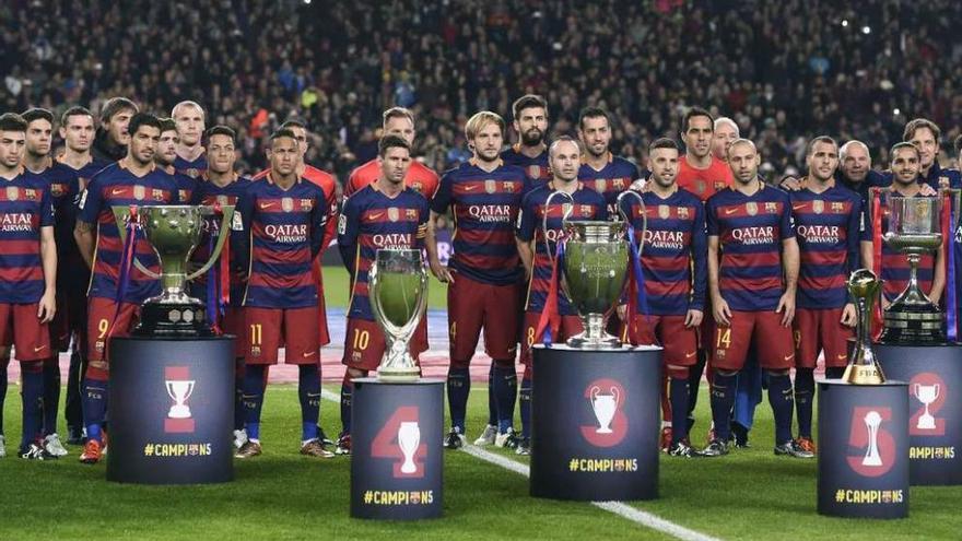 El Barcelona posa antes del partido con los cinco títulos que conquistó en 2015.