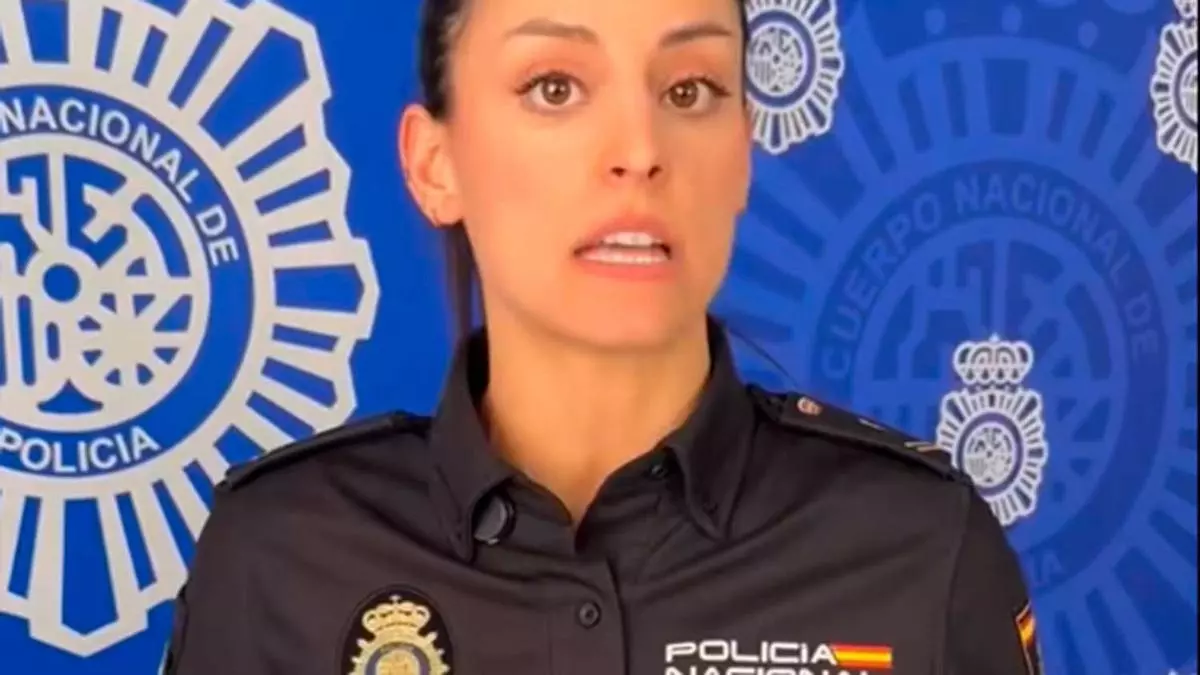 La Policía Nacional emite una alerta general que llega a los asturianos: "No acerques la tarjeta de crédito al teléfono. Van a sacar todo tu dinero"