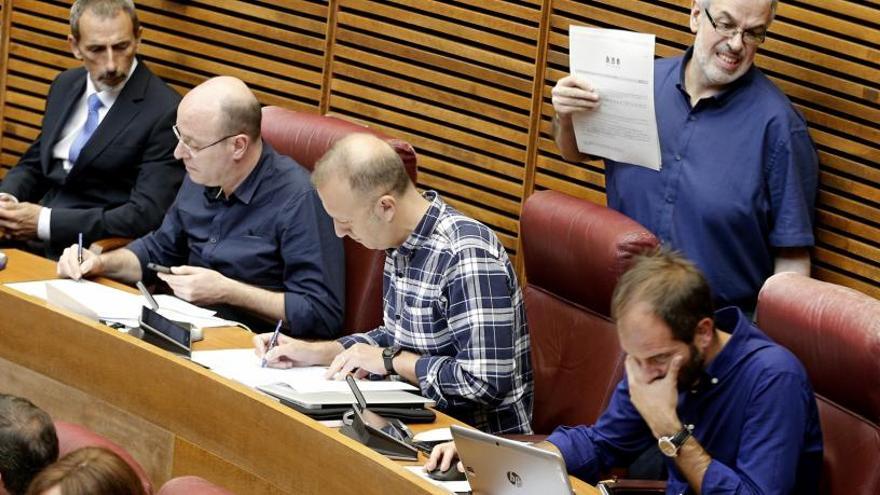 La falta de apoyos y disputas internas obligan al tripartito a retrasar dos leyes