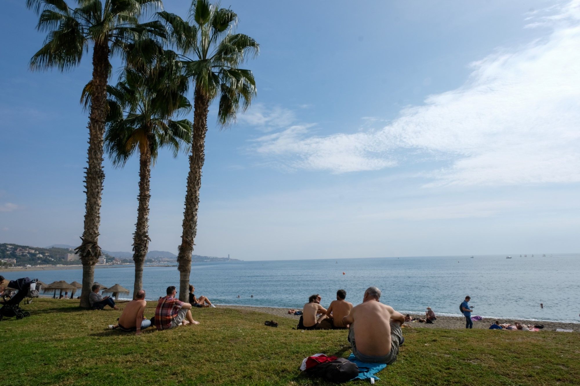 Inusual inicio del puente de Todos los Santos en la playa en Málaga