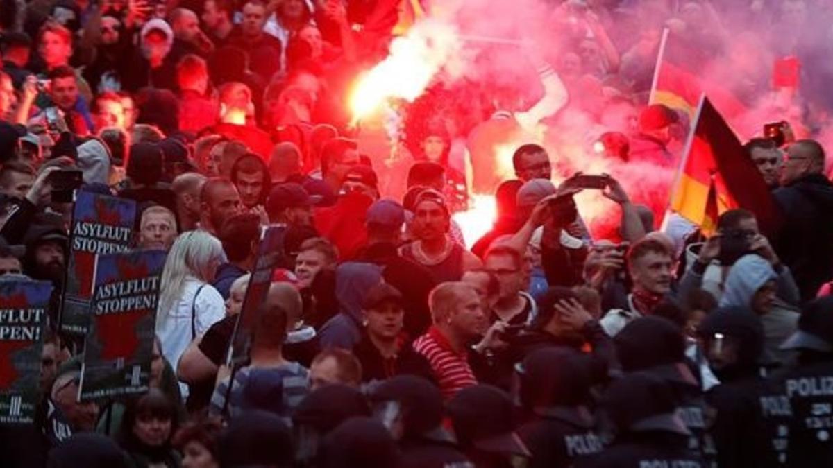 Manifestantes ultras se enfrentan a la policía en la ciudad de Chemnitz.