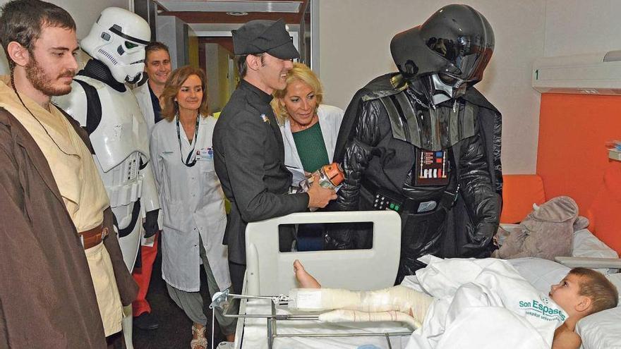 Caballeros jedi y tropas imperiales visitan a los niños de Son Espases