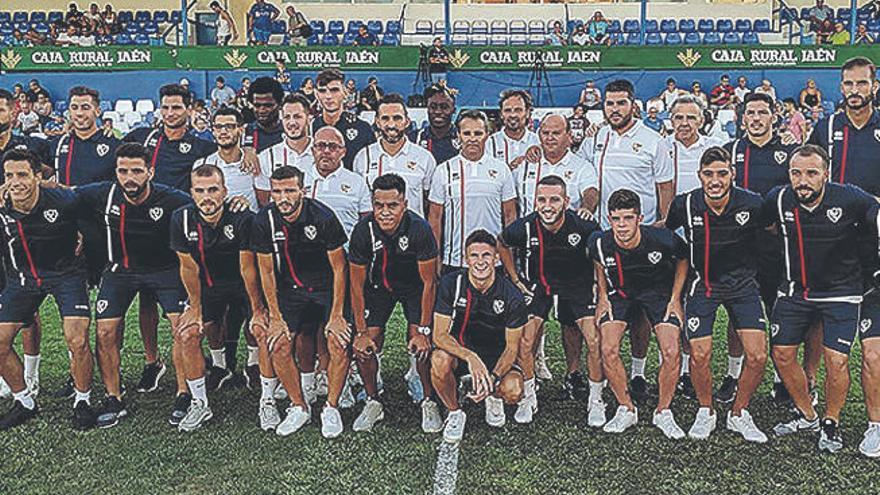 Plantilla y cuerpo técnico del Linares Deportivo al inicio de la temporada.