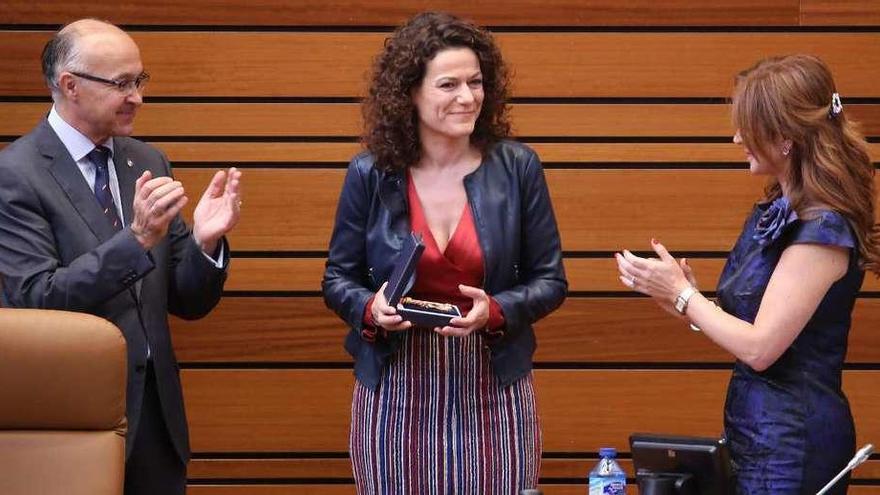 Toma de posesión en las Cortes de la nueva procuradora popular, Manuela Crespo.