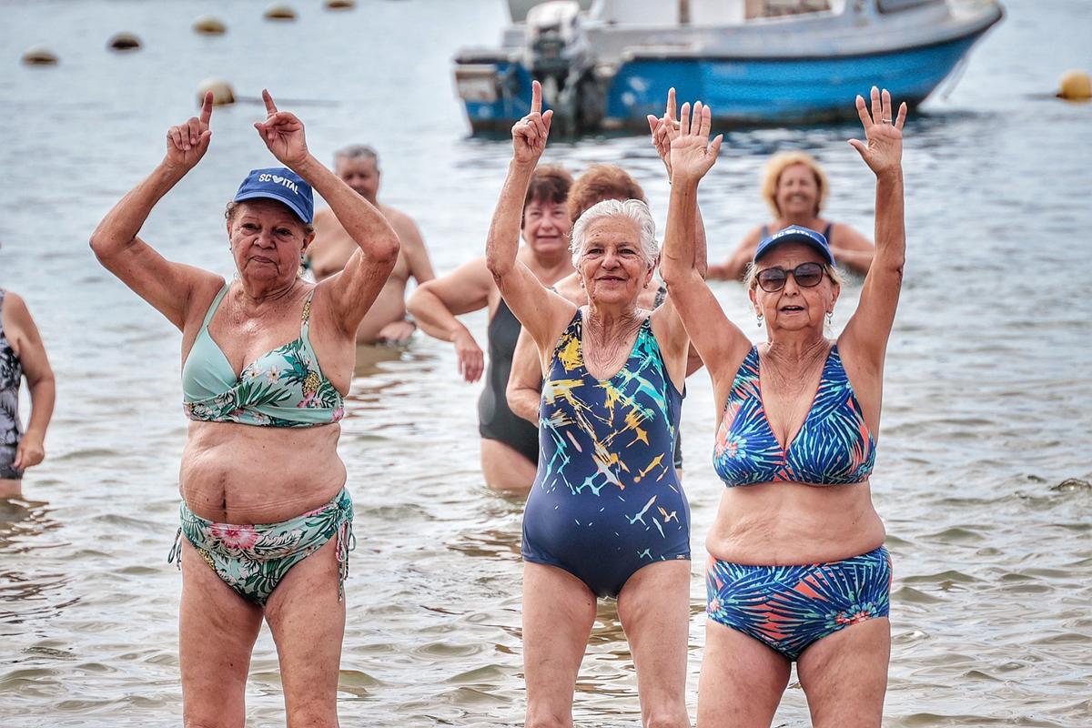 Los mayores van a la playa de Las Teresitas con Santa Cruz Vital