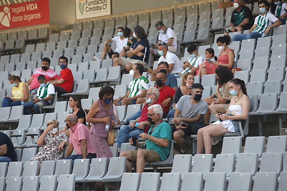 Aficionados asistentes al encuentro Córdoba CF-Cádiz B