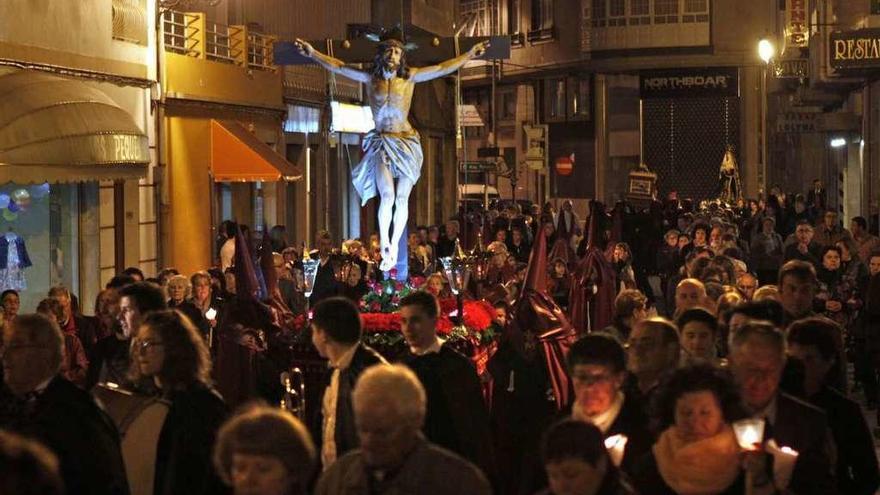 La Cofradía de la Santa Cruz y fieles, en la procesión del Santo Entierro de 2015. // Bernabé / Luismy