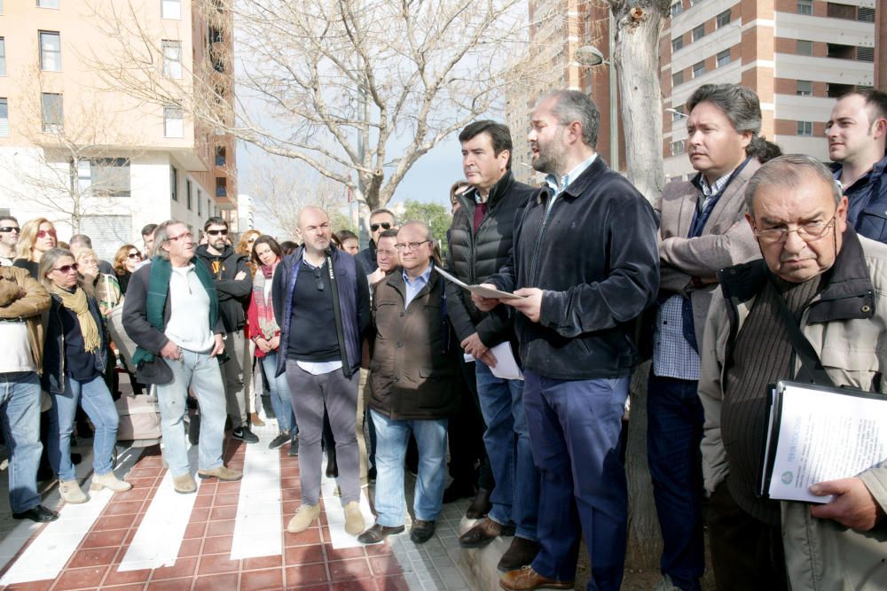 Manifestación vecinal en contra de los talleres de la T2 en Quatre Carreres