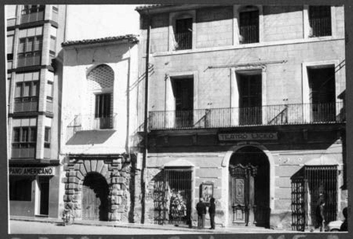 Imagen antigua del Palau de Betxí con el cartel en la entrada del Teatro Liceo.