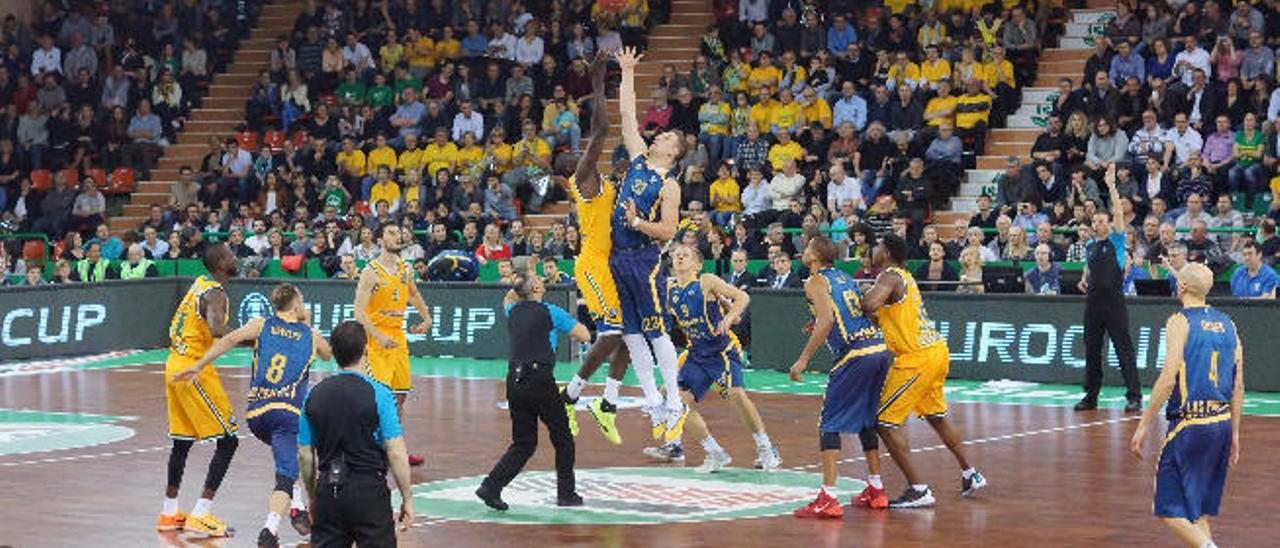 Momento del salto inicial en el partido de ida de los octavos en Limoges.