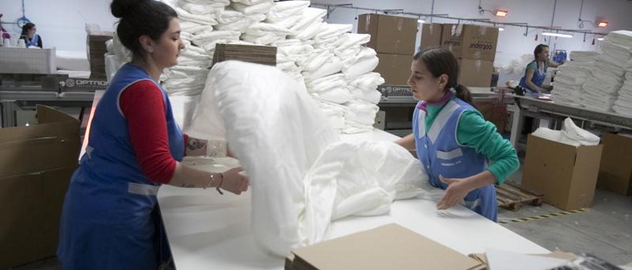 Mujeres trabajando en una empresa textil de la Vall.  | PERALES IBORRA