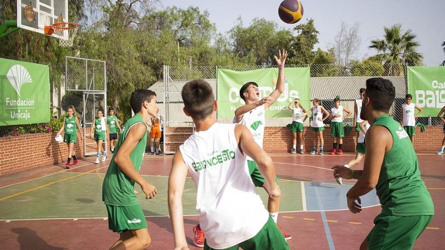 El baloncesto sigue siendo una de las actividades más demandadas por los jóvenes que asisten a los campus de Unicaja.
