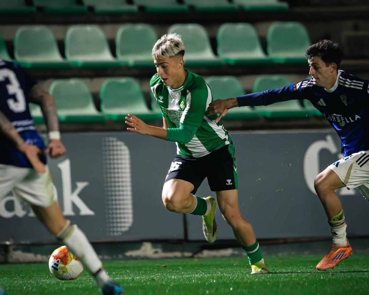 Rafa Oya durante el encuentro entre el Betis Deportivo y el Marbella FC