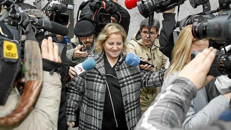 La regidora del PP a València, María Ángeles Ramón, surt de la caserna