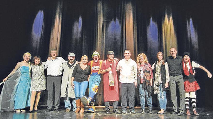 Los artistas y organizadores al finalizar la gala.