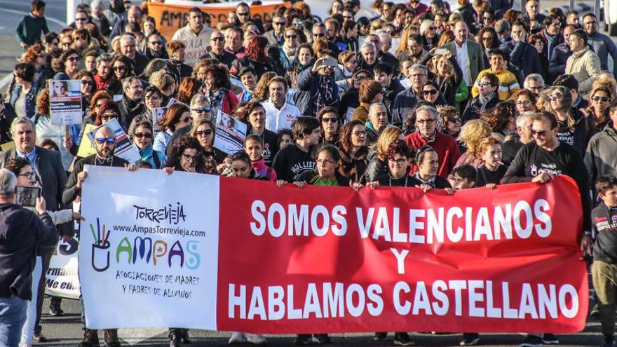 Imagen de la protesta en Torrevieja contra el plurilingüismo