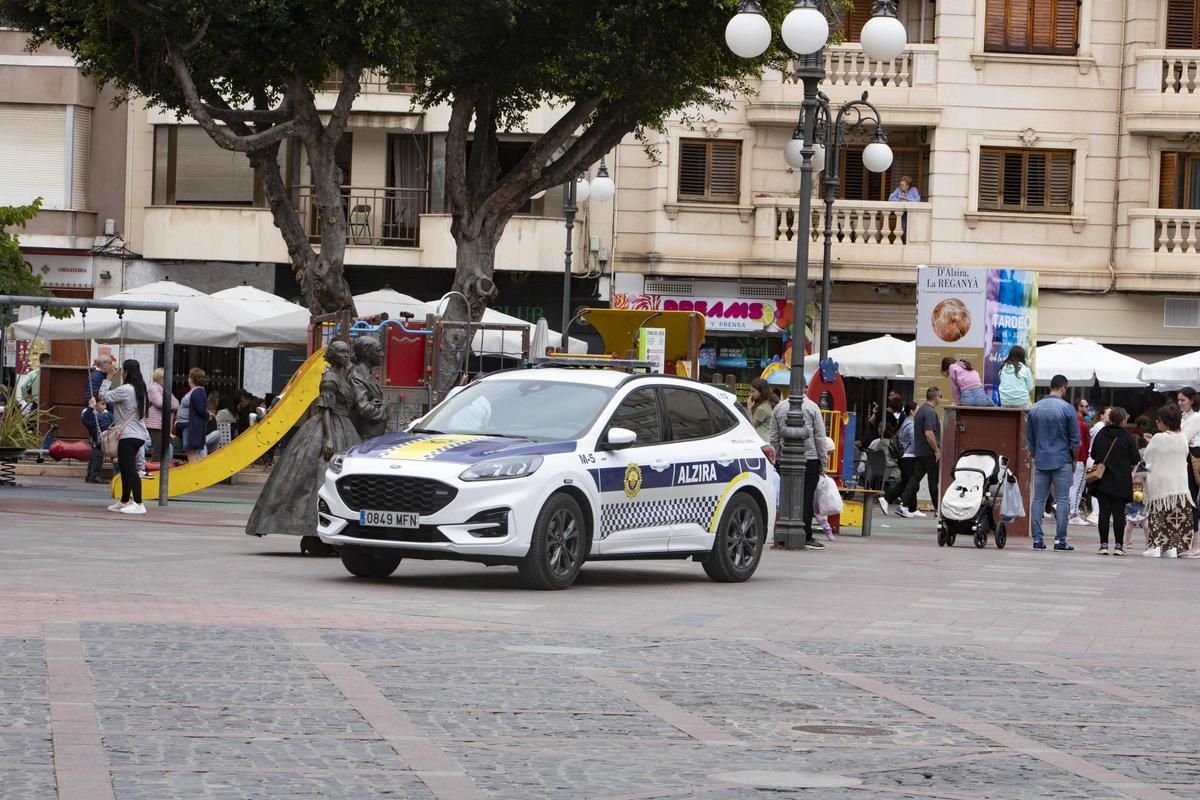 Un vehículo de la Policía Local de Alzira, en la Plaza Major, en una imagen de archivo.