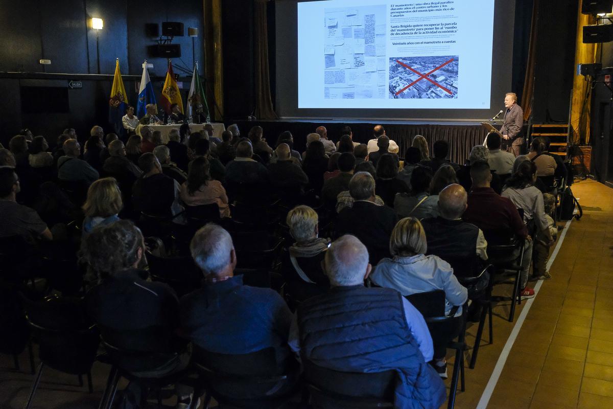 Un centenar de vecinos acudieron a la cita para conocer el futuro