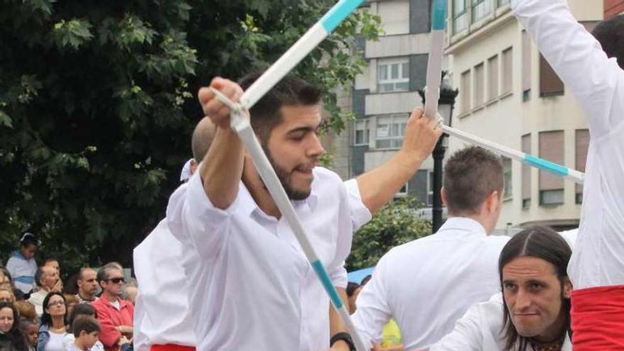 Danza de espadas en Marín. // S. Álvarez