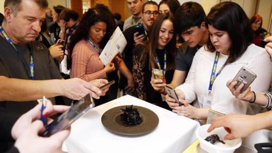 El público fotografía el arroz negro que ayer elaboró Susi Díaz.