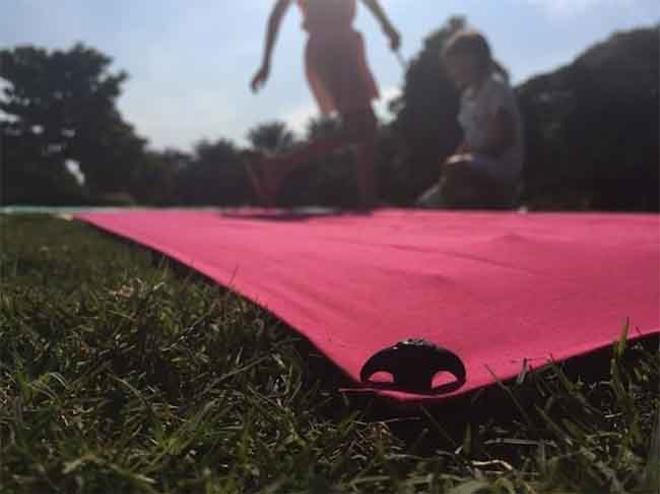 Piquetas que fijan las toallas de playa de Ôbaba para que no se vuelen con el viento