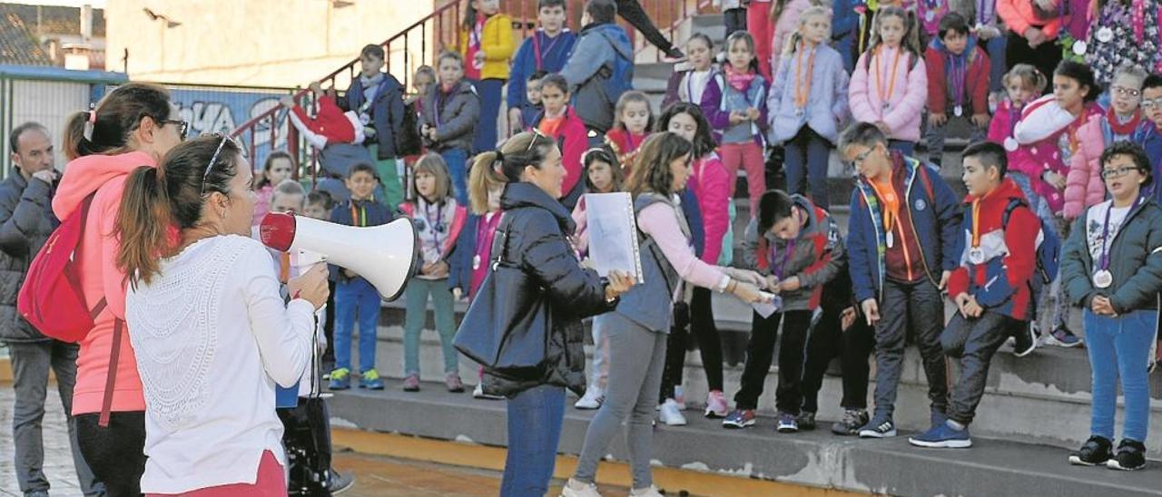 Concentración de estudiantes en el parque.