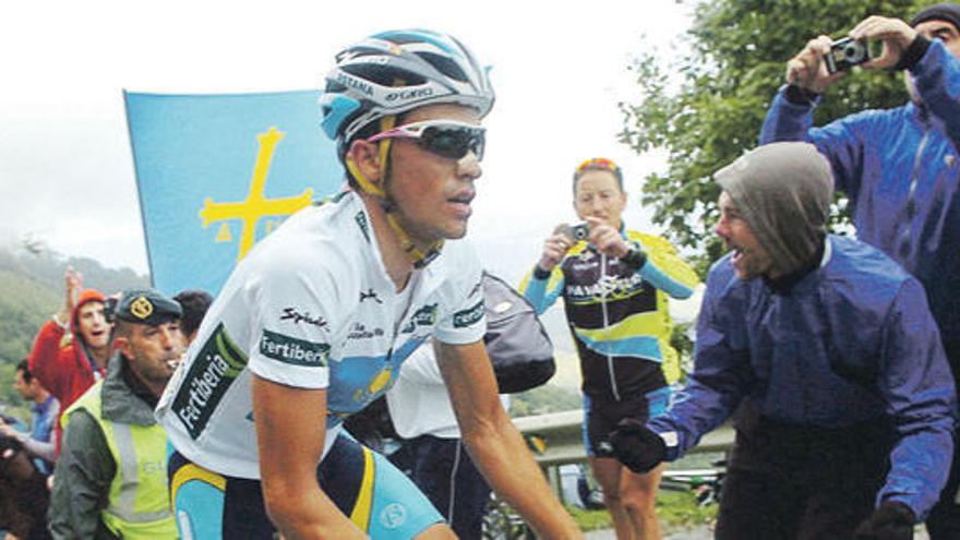 Alberto Contador, camino del triunfo en el Angliru en 2008 y del maillot amarillo, en la Cueña de les Cabres.