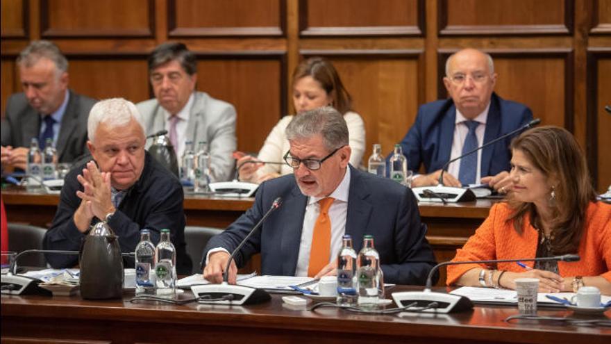 Pedro Justo, consejero de Hacienda, durante su intervención en el Pleno del Cabildo