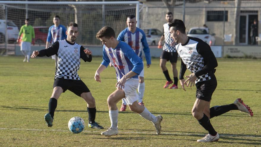 Una jugada del partit entre l&#039;Agullana i el Vilamalla de Tercera Catalana.