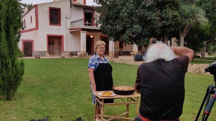 Eugenio Monesma fotografía un arroz con costra y a su cocinera. | INFORMACIÓN