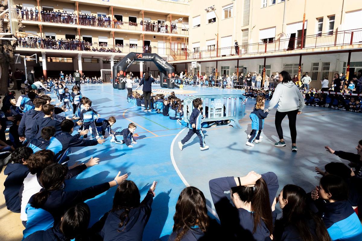 Imagen de la jornada con lleno total en el patio del colegio