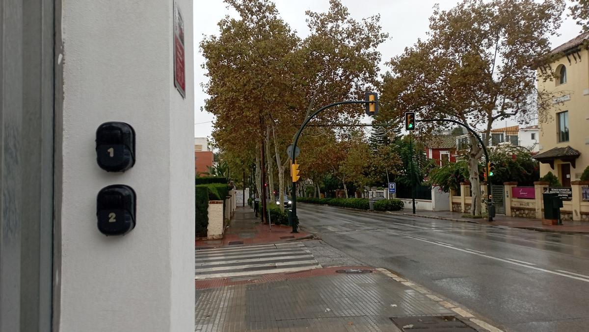 Candados de pisos turísticos en la avenida Juan Sebastian Elcano, en Pedregalejo.
