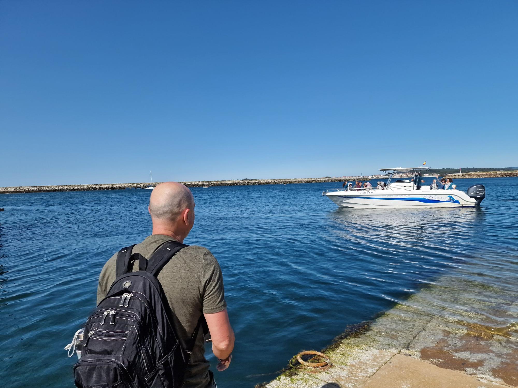 Peregrinos extranjeros que embarcaron en Vilanova para hacer la Ruta Xacobea hacia Pontecesures.