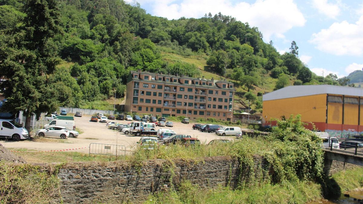 La parcela de Oñón en la que se plantea construir vivienda pública, anexa al polideportivo que se está reformando.