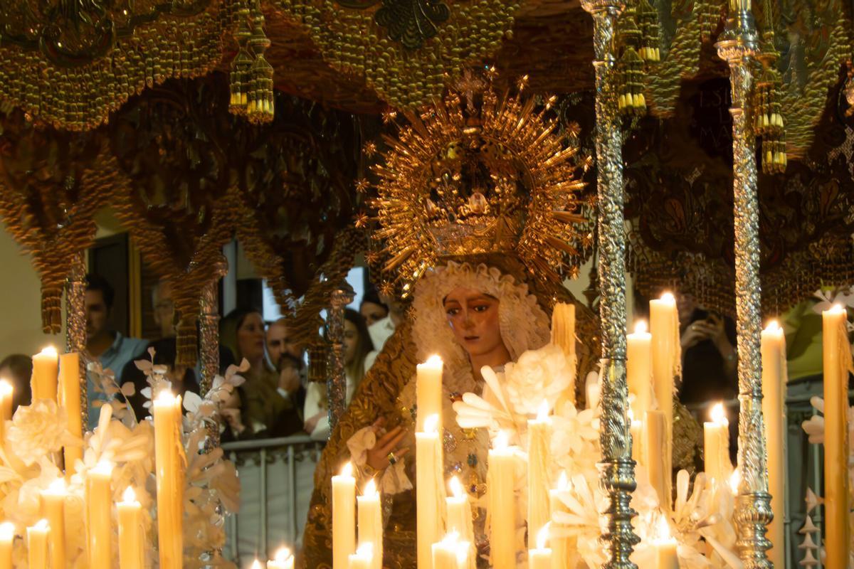 La Esperanza Macarena en su salida profesional en la Madrugá sevillana de este 2026.