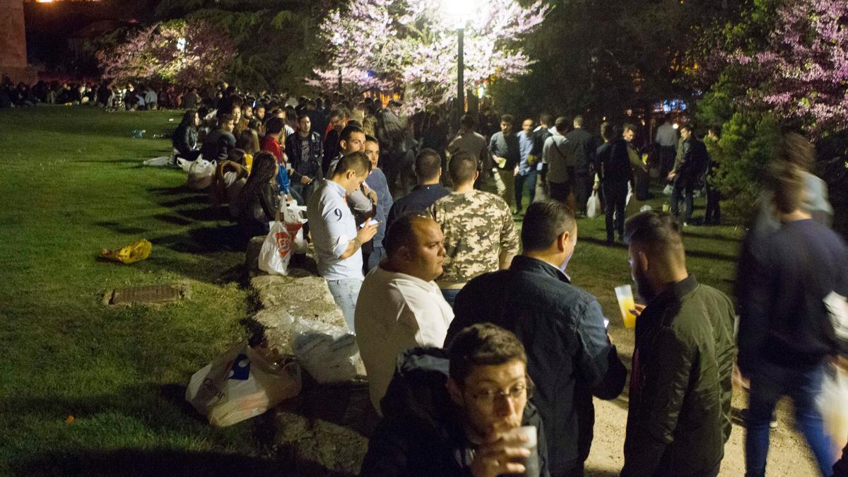 Jóvenes en un macrobotellón en Zamora, antes de la pandemia