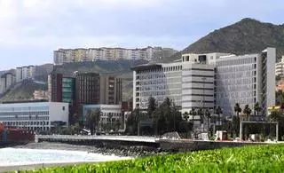 Una mujer con Covid fallece en la UMI del Insular tras nacer su hijo por cesárea