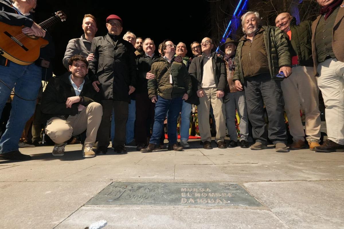 La murga El nombre da igual junto a su placa en el Paseo del Carnaval en Badajoz.