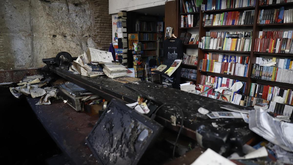 Estado del interior de la librería Proteo tras el fuego de la noche del jueves