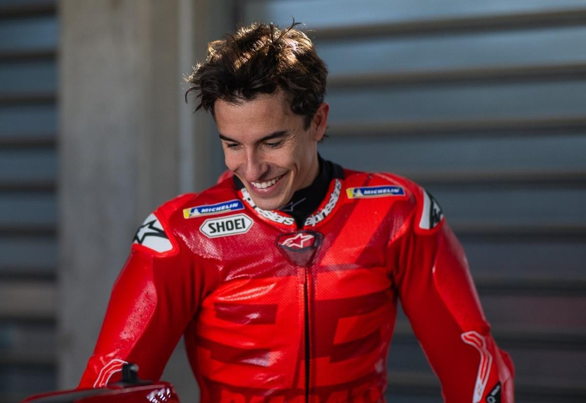Marc Márquez, hoy, antes de subirse a una Ducati de calle preparada, en Valencia.