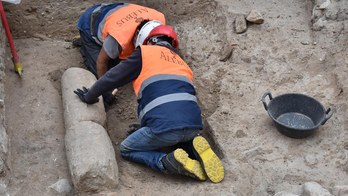 Las excavaciones en la plaça de Baix, entre el Ayuntamiento y la iglesia parroquial.