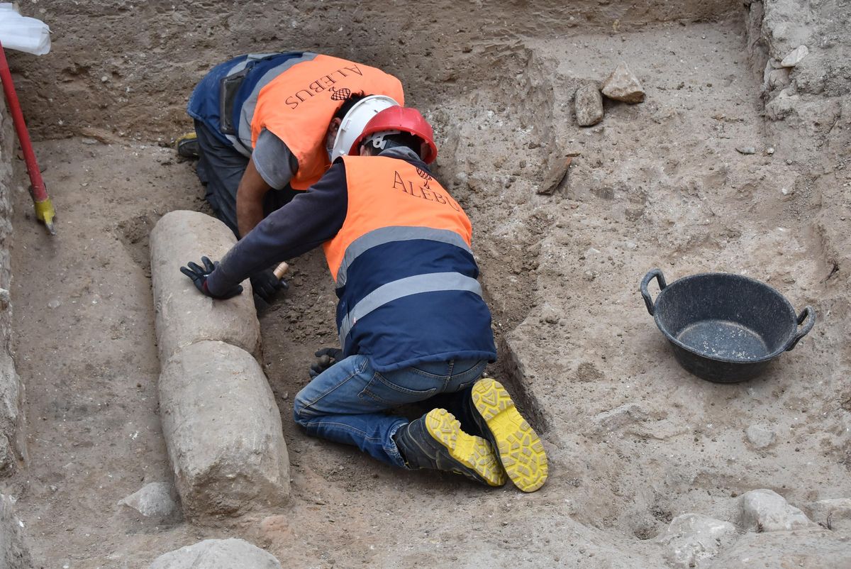 Las excavaciones en la plaça de Baix, entre el Ayuntamiento y la iglesia parroquial.