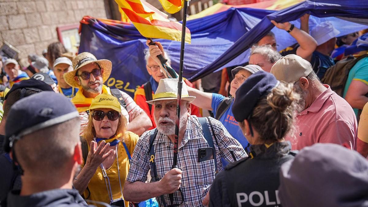 Protestas en Montserrat por la visita de los Reyes de España Protestas en Montserrat por la visita de los Reyes de España