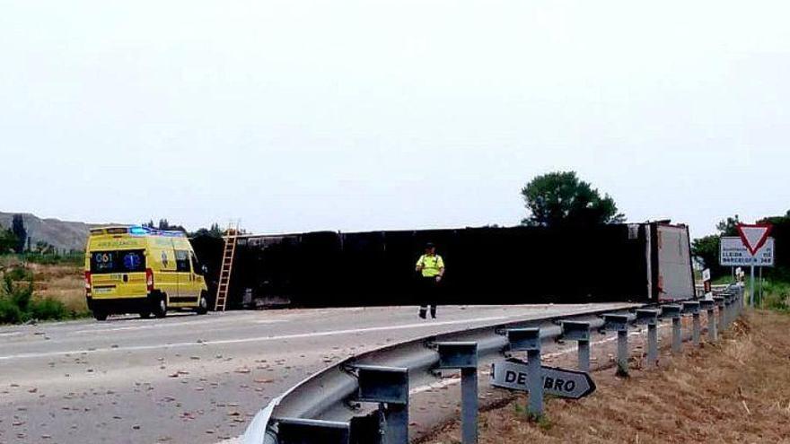 El vuelco de un camión obliga a cortar la A-2 a la altura de Osera de Ebro, en ambos sentidos