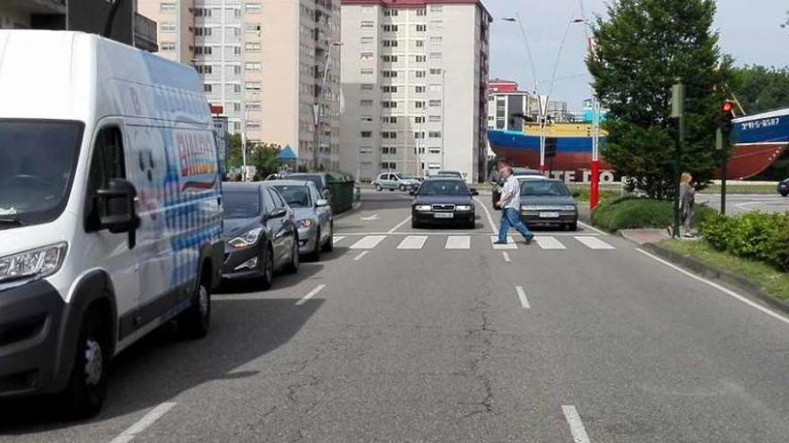 Vehículos en doble fila taponando el carril de salida de la &quot;turboglorieta&quot; de Coia desde Martín Echegaray.